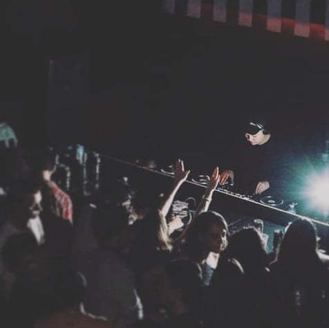 Kloves dropping Techno at a gig